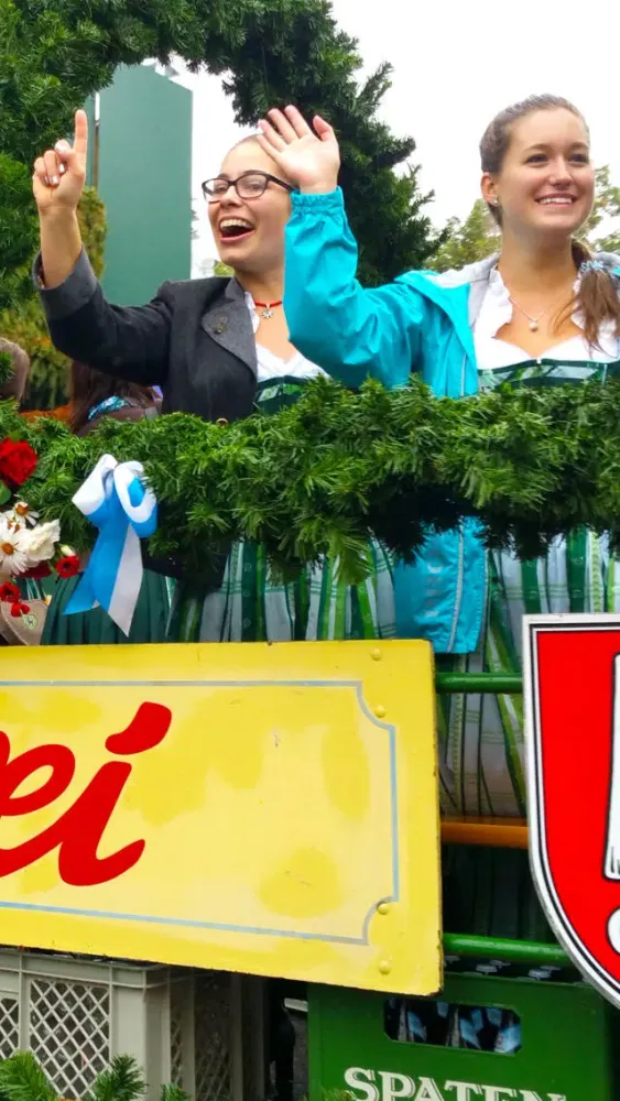 صور VR Oktoberfest Parade Virtual Reality 360