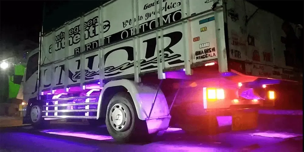Captures d'écran de Truk Lampu Kolong Bussid