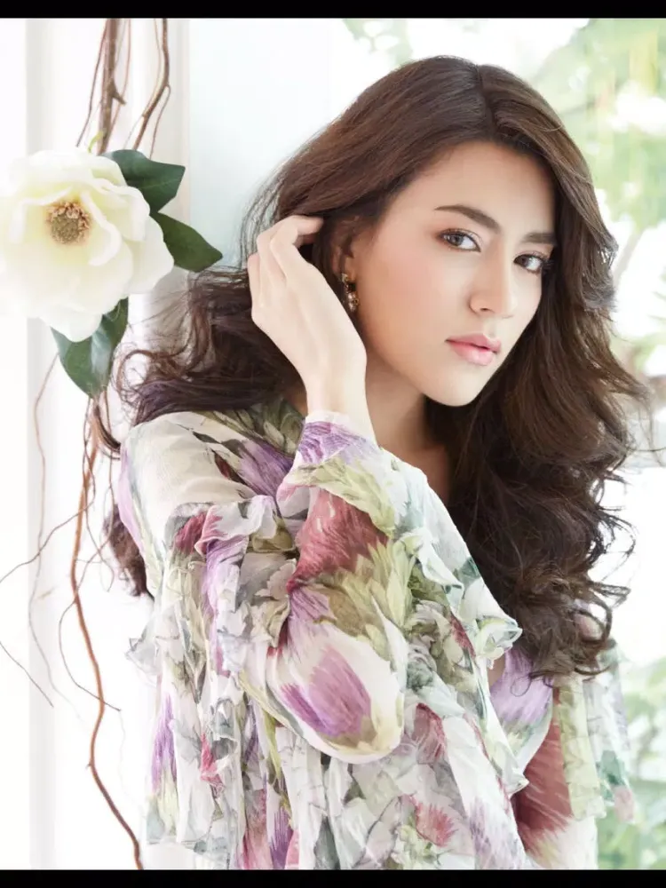 Tangkapan layar Her World Thailand iPad 